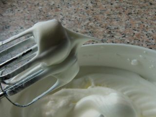 8、抹茶漩涡蛋糕,8．	打至硬性发泡，提起打蛋器有直立的尖角即可。