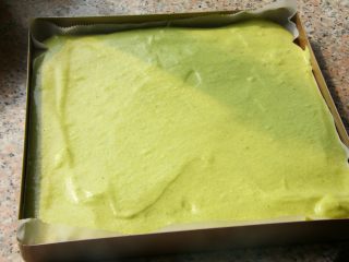 12、抹茶漩涡蛋糕,12．	倒入蛋糕糊，用抹刀抹平表面。