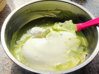 10、抹茶漩涡蛋糕,10．	面糊混合均匀之后倒入剩下的蛋白，用刮刀翻拌均匀。