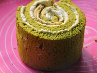 20、抹茶漩涡蛋糕,20．	取其中一片蛋糕片，从一端卷起，竖着放在转台上，在将其余的顺着围上。