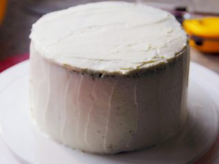 21、抹茶漩涡蛋糕,21．	将侧面和顶面抹上奶油。