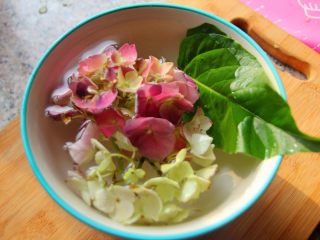 22、抹茶漩涡蛋糕,22．	鲜花提前用盐水浸泡十五分钟。