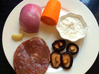 1、儿童牛肉香菇肉酱,准备材料:牛肉,香菇,洋葱,胡萝卜,蒜,生粉。