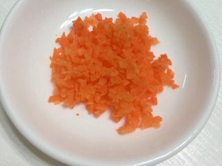 3、儿童牛肉香菇肉酱,胡萝卜切末。