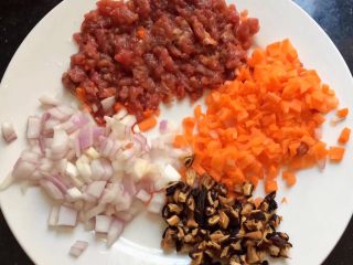 4、儿童牛肉香菇肉酱,牛肉,洋葱也切末,4种切好食材放一边备用。