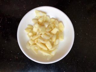 5、儿童牛肉香菇肉酱,蒜切末。