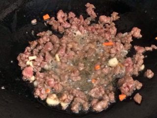 7、儿童牛肉香菇肉酱,加入牛肉末翻炒。