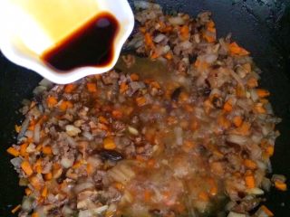 10、儿童牛肉香菇肉酱,加适量儿童酱油,(给小朋友吃别放太咸,对身体不好)