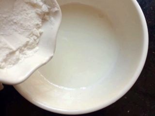 11、儿童牛肉香菇肉酱,2勺生粉兑水搅拌均匀。