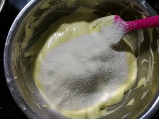 8、可可海绵杯子蛋糕,筛入低筋面粉