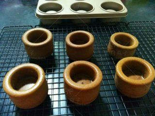 14、可可海绵杯子蛋糕, 烤箱预热，150度30分钟。出炉晾凉。