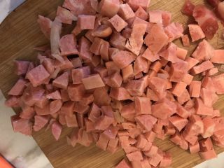 5、菠萝炒饭,香肠切丁备用