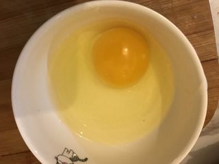 6、菠萝炒饭,鸡蛋打好鸡蛋液备用