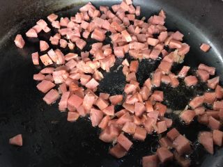 8、菠萝炒饭,热油锅，放少许油，加入切好的香肠，20秒变色捞出