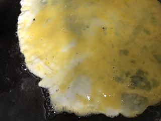 11、菠萝炒饭,锅内留油，直接倒入鸡蛋液