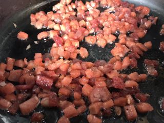 10、菠萝炒饭,倒入香肠，一起翻炒均匀，捞出备用