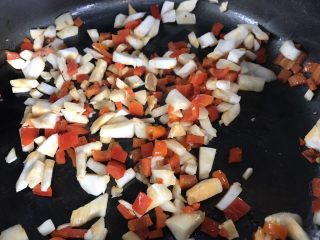 14、菠萝炒饭,再倒入切好的杏鲍菇，继续翻炒均匀