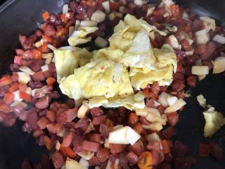 16、菠萝炒饭,再倒入鸡蛋饼，继续翻炒均匀