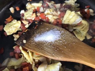 17、菠萝炒饭,接着调味，放盐，胡椒粉，耗油