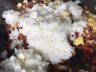 18、菠萝炒饭,再加入白米饭，一起翻炒均匀