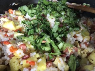 20、菠萝炒饭,最后加西芹的芹菜叶，点缀同时增加炒饭香味