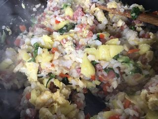 21、菠萝炒饭,翻炒均匀，让米饭尽量沥水