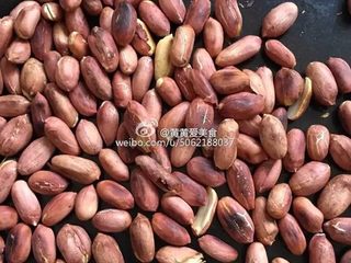 1、【花生核桃露】健脑益智的学生饮品,花生上电烤锅烤熟