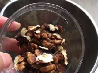 4、【花生核桃露】健脑益智的学生饮品,核桃仁放入豆浆机内桶中