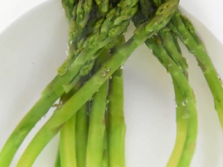 5、白灼芦笋到底有多好吃？秘诀就在这酱汁里！,捞出过冷水沥干备用