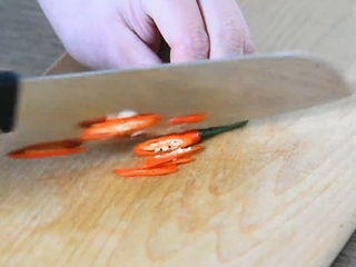 8、白灼芦笋到底有多好吃？秘诀就在这酱汁里！,小米椒斜切入刀备用