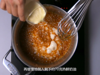 8、橙香巧克力舒芙蕾,再缓慢地倒入剩下约70克热鲜奶油，注意气泡溢出，再搅打均匀