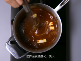 9、橙香巧克力舒芙蕾,加入25克黄油，5克盐，搅至黄油融化，关火