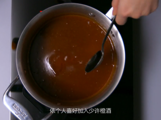 10、橙香巧克力舒芙蕾,依个人喜好加入少许橙酒，搅拌均匀