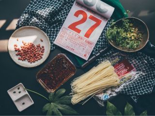 1、高逼格什锦桂林米粉,备好我们准备的食材，很多配料大家可以根据自己的喜好备相应的量