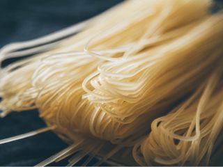 2、高逼格什锦桂林米粉,将我们的400g米粉用开水煮5分钟，然后过凉水备用