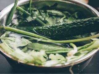 4、高逼格什锦桂林米粉,各类蔬菜泡水准备切