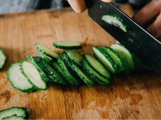 5、高逼格什锦桂林米粉,黄瓜切丝，每片均匀，