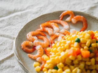6、高逼格什锦桂林米粉,处理好虾仁和玉米粒