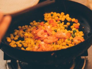 7、高逼格什锦桂林米粉,加油轻微爆炒几分钟出锅