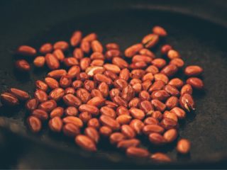 8、高逼格什锦桂林米粉,随后，不洗锅加入花生豆爆炒