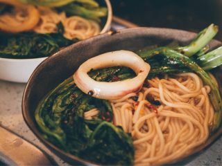 10、高逼格什锦桂林米粉,稍微摆盘，然后其它备用的食材可以一一加入摆盘咯