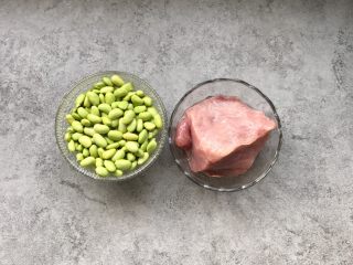 1、家常小炒肉丝,食材准备：里脊肉245g、毛豆粒120g