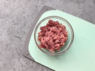 3、家常小炒肉丝,里脊肉切细的肉丝