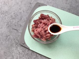 4、家常小炒肉丝,加半汤匙生抽