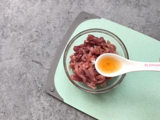 6、家常小炒肉丝,半汤匙料酒