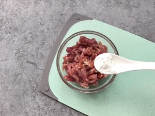 7、家常小炒肉丝,半汤匙生粉（肉丝会更嫩哦）