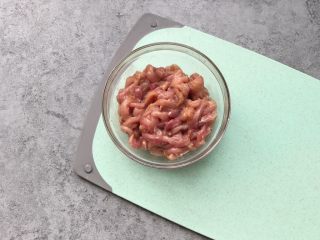 8、家常小炒肉丝,搅拌均匀静至8-10分钟