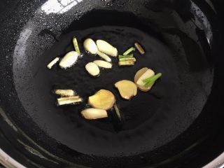 10、家常小炒肉丝,锅烧热放油，葱白姜蒜爆香