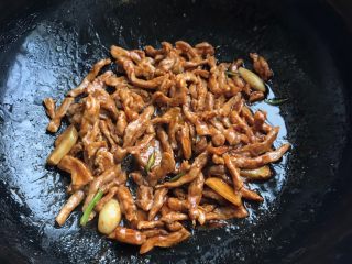 12、家常小炒肉丝,翻炒至肉丝上色