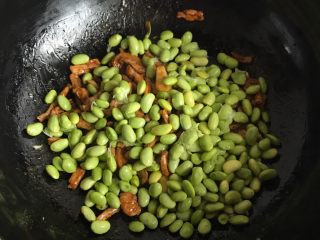 13、家常小炒肉丝,放入毛豆粒爆炒